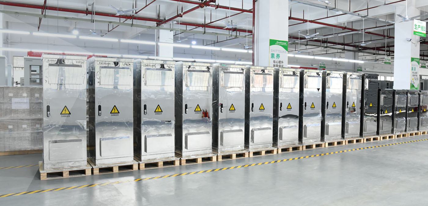 Источники бесперебойного питания (ИБП) мощностью 1 кВА и 2 кВА для наружного применения, предназначенные для резервного электропитания сетевого оборудования на пешеходной дорожке порта.